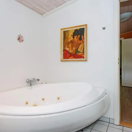 6 Person Holiday In Glesborg *